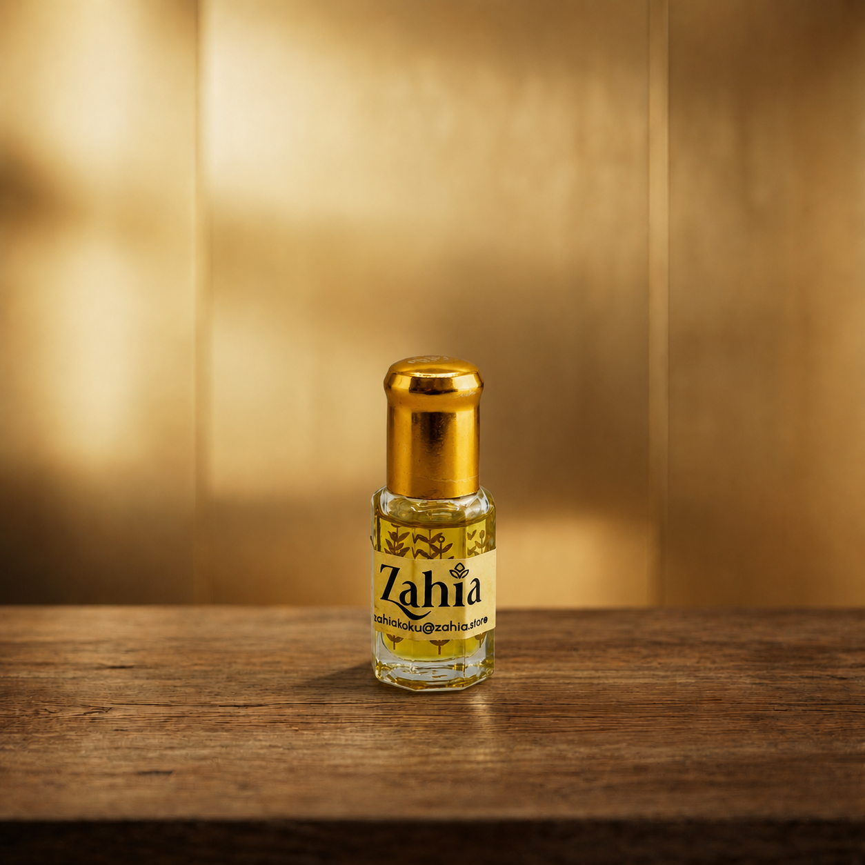 زيت سهم العطري 6 مل من زاهية، زيت عطري مركز خالٍ من الكحول بنفحات البرتقال والبرغموت والتفاح، مع قلب من الورد والياسمين والباتشولي، وقاعدة من الفانيليا والمسك والعنبر والأخشاب.